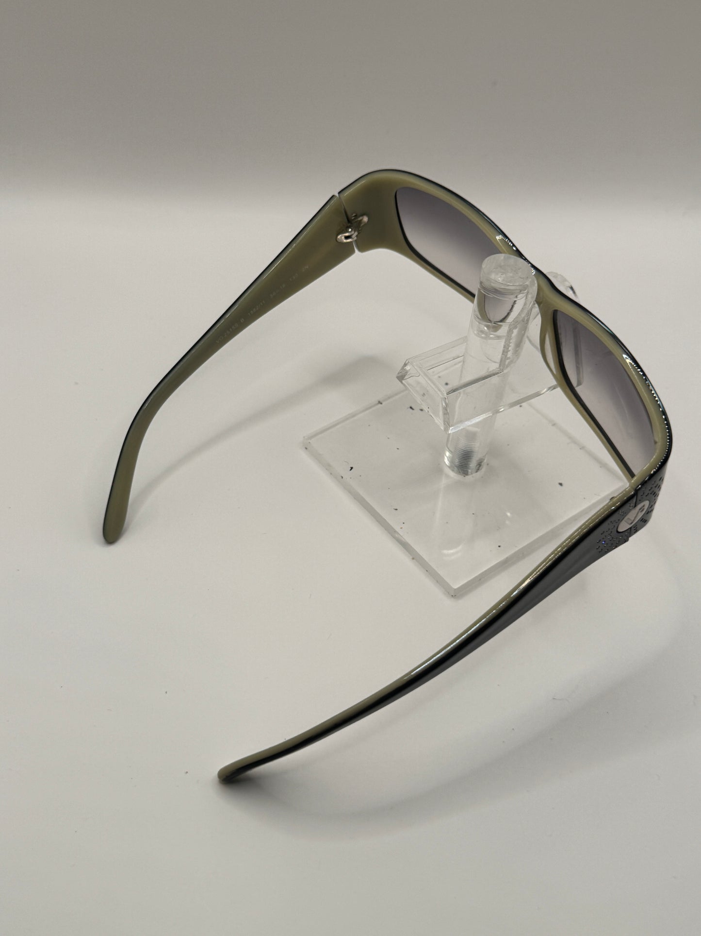 Vogue 2515b Sunglasses in color 158211