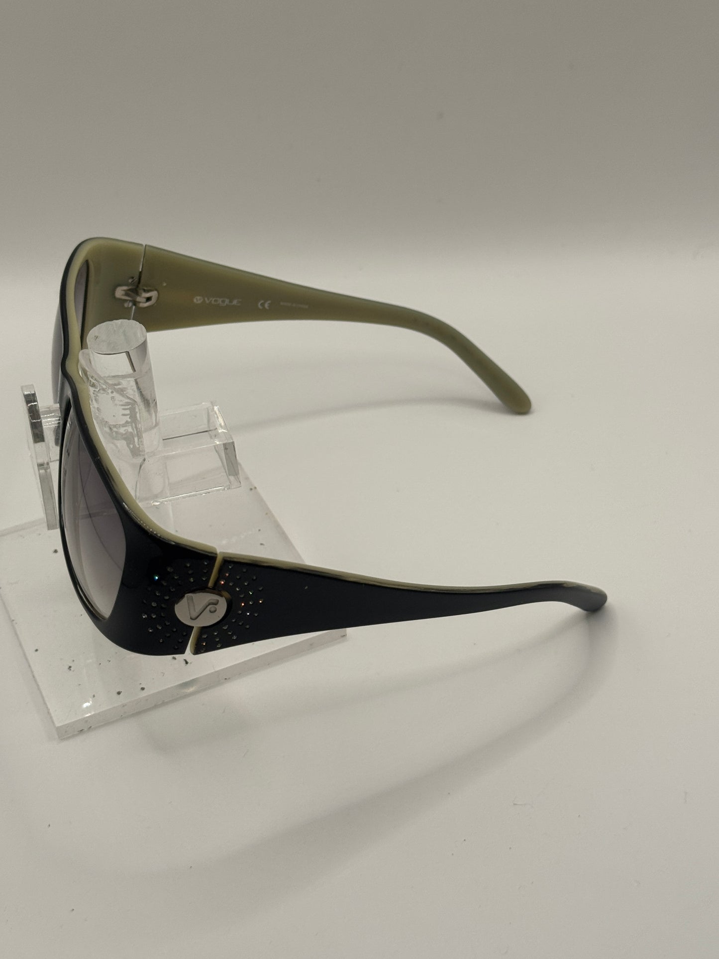Vogue 2515b Sunglasses in color 158211