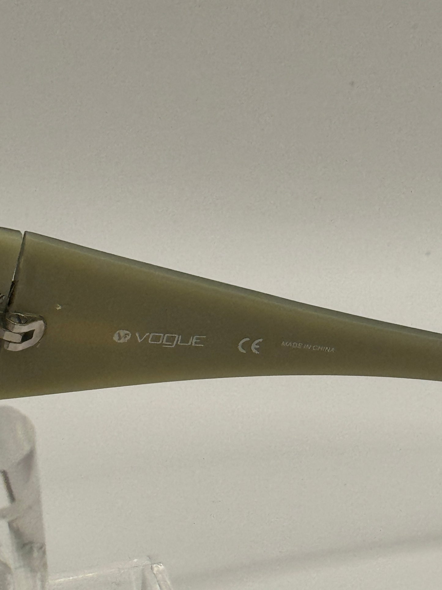 Vogue 2515b Sunglasses in color 158211
