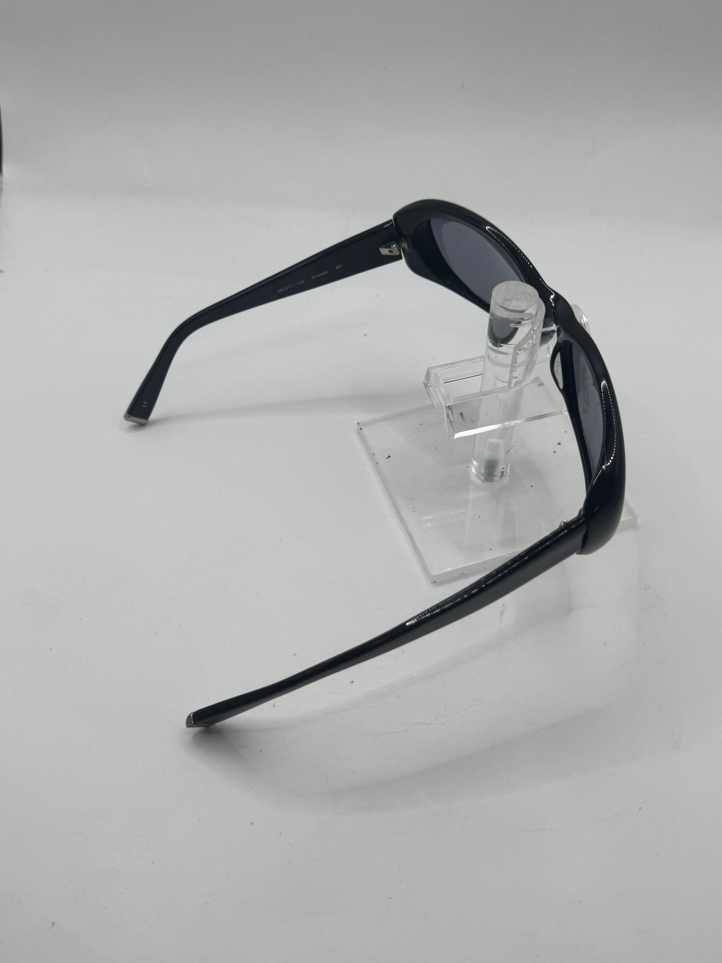 Oliver Peoples Phoebe Sunglasses in color Black