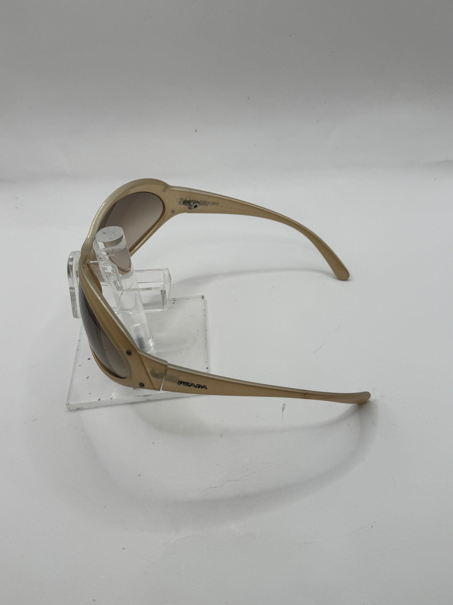 Prada Spr10f Sunglasses in color 3bq6s1
