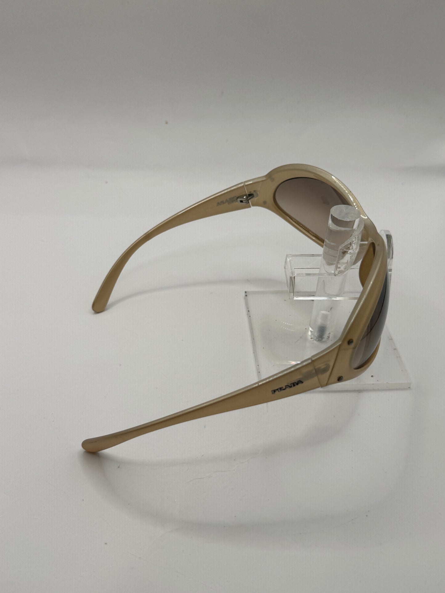 Prada Spr10f Sunglasses in color 3bq6s1