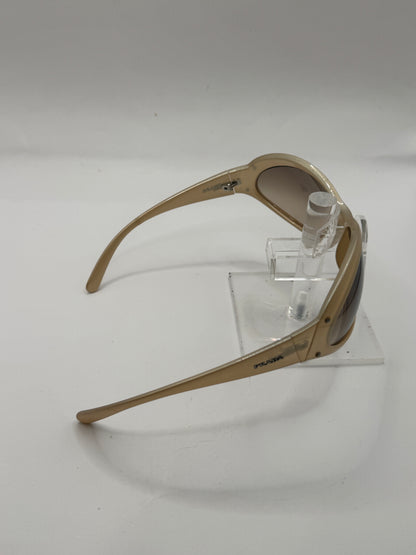Prada Spr10f Sunglasses in color 3bq6s1