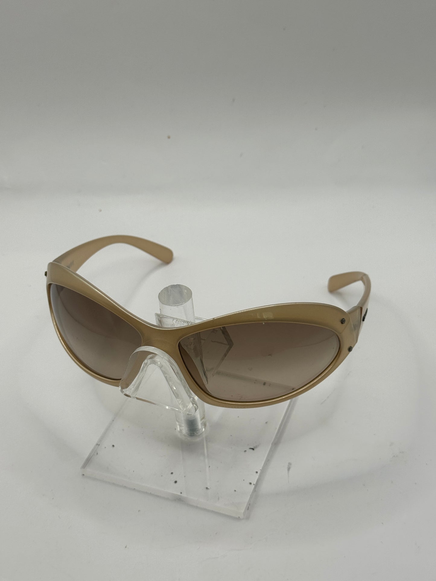 Prada Spr10f Sunglasses in color 3bq6s1