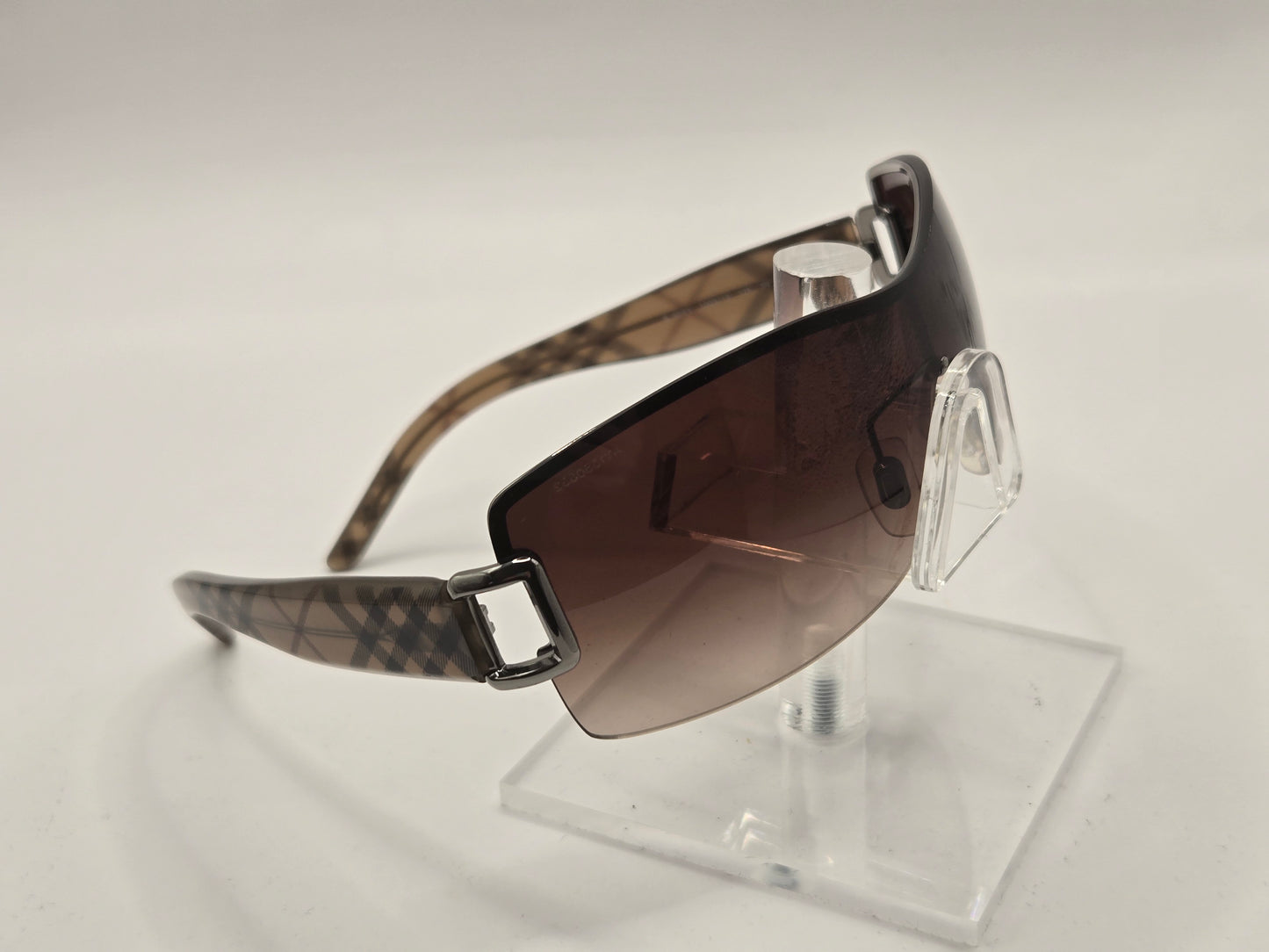 Burberry 3043 Sunglasses in color 100313